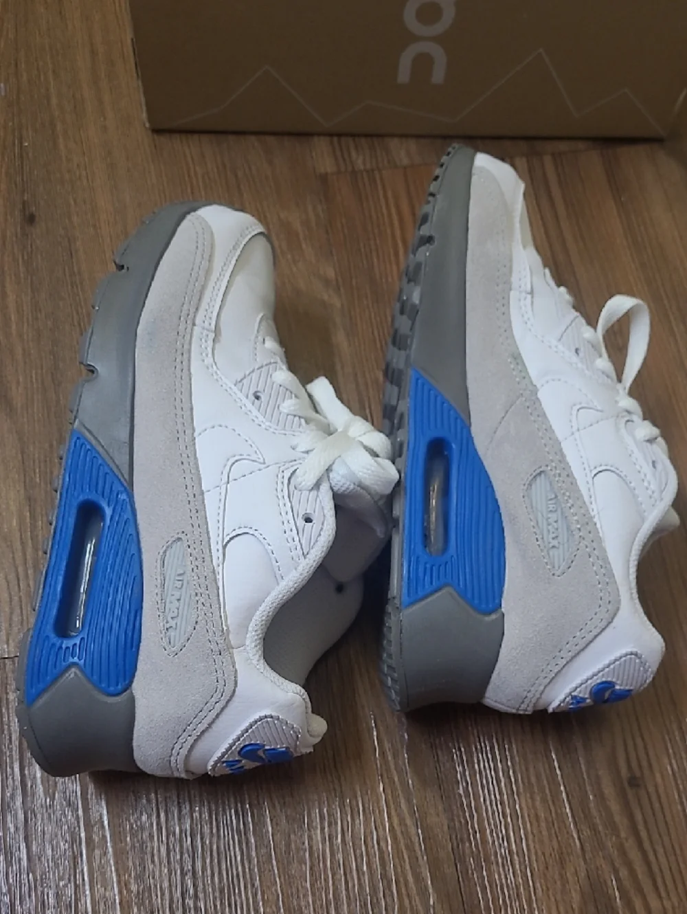 Nike Kids White and Blue Low-Top Sneakers‎